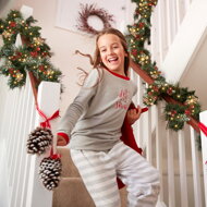 Weihnachtsgirlande ANDREA mit Beleuchtung, dekoriert, 5 m, grün