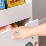 Spielzeug- und Bücherregal VESMÍR, 62,5x29,5x70 cm, weiß mit Aufklebern