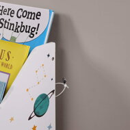 Spielzeug- und Bücherregal VESMÍR, 62,5x29,5x70 cm, weiß mit Aufklebern